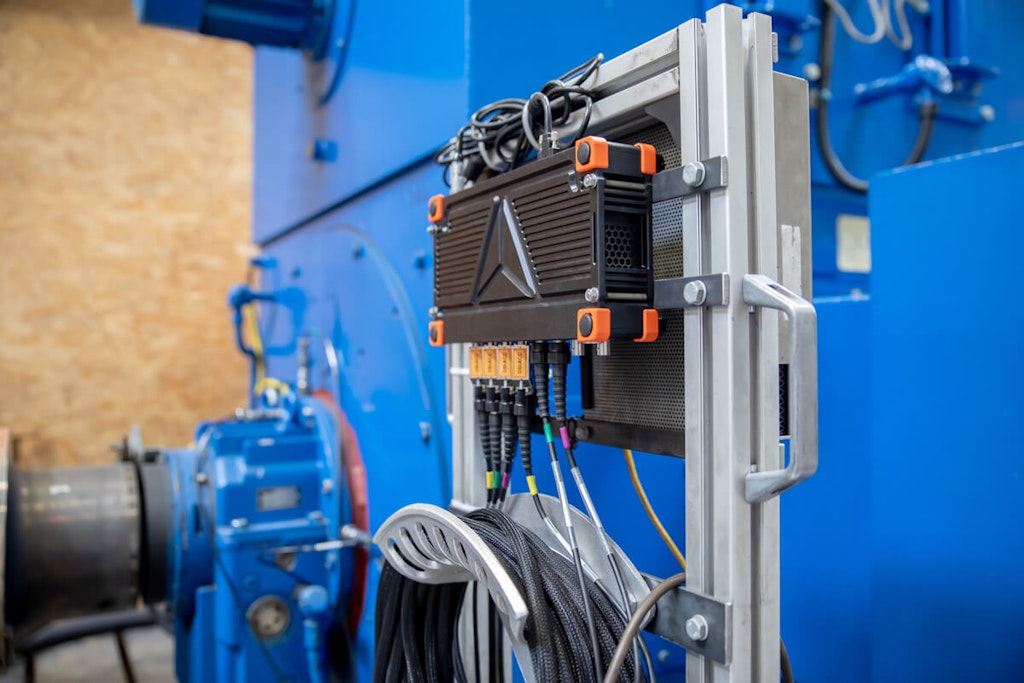 Figure 2. Measuring housing and bearing vibrations in the in-house test field.