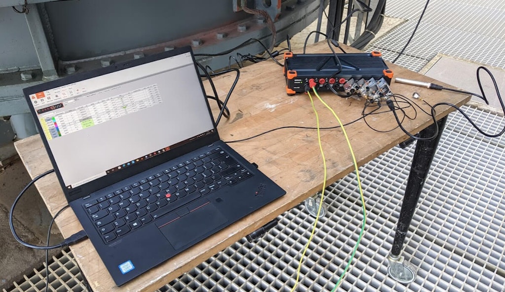 Figura 1. A configuração da medição. O módulo de aquisição Dewesoft SIRIUSi é compacto e robusto - projetado para operações de campo.