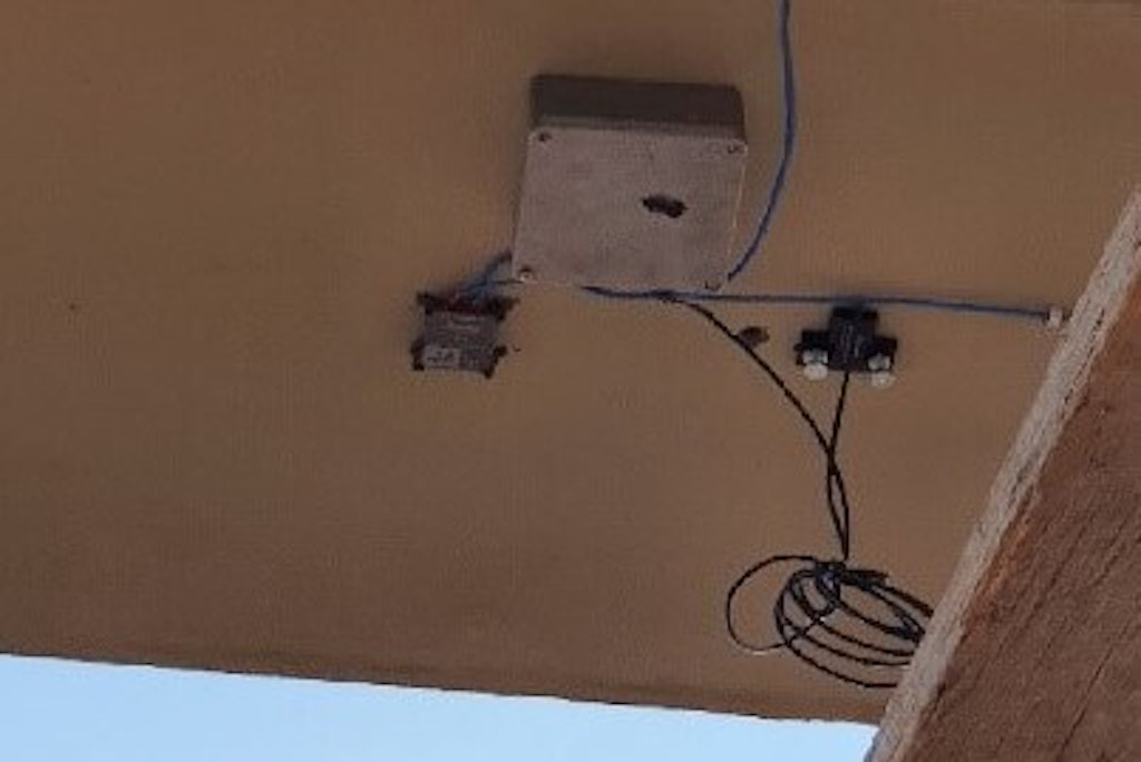 Figure 6. Strain gauge sensors SNS-STG and IOLITEdi-1xSTG mounted on the soffit of the bridge.