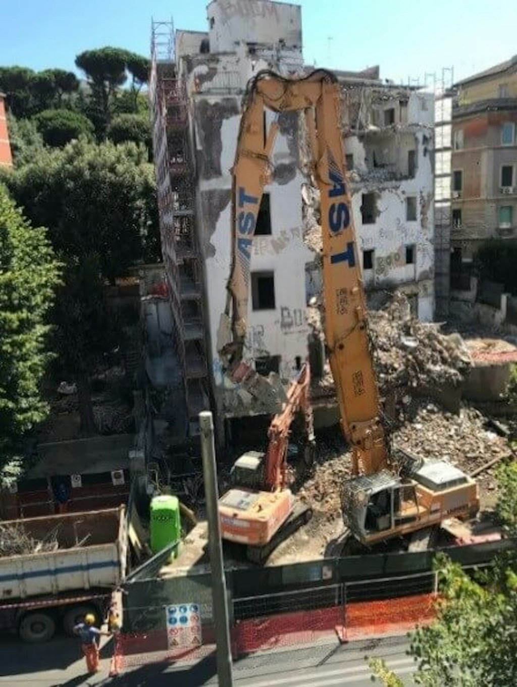 Figura 18. La demolizione della ex Clinica in via delle Medaglie d’Oro a Roma
