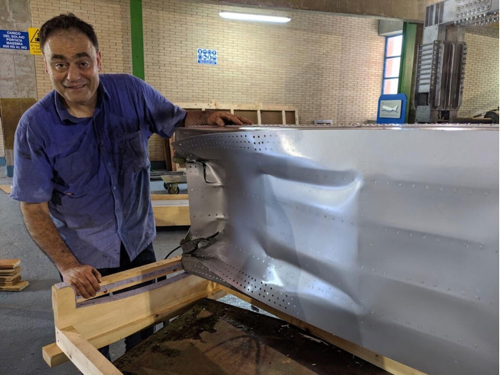 El Científico Ph.D. Alessandro Iafrati con uan hoja de aluminio afectado por el impacto del agua.