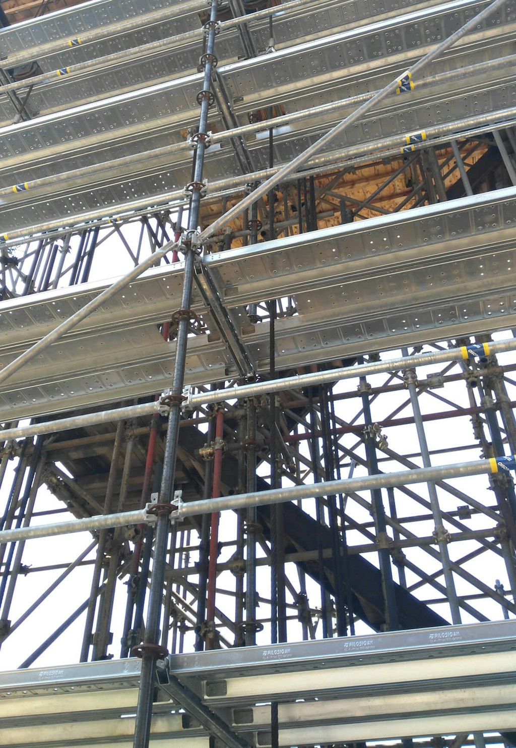 Strong steel wires transmit the pressure from the hydraulic pistons to the top of the scaffolding