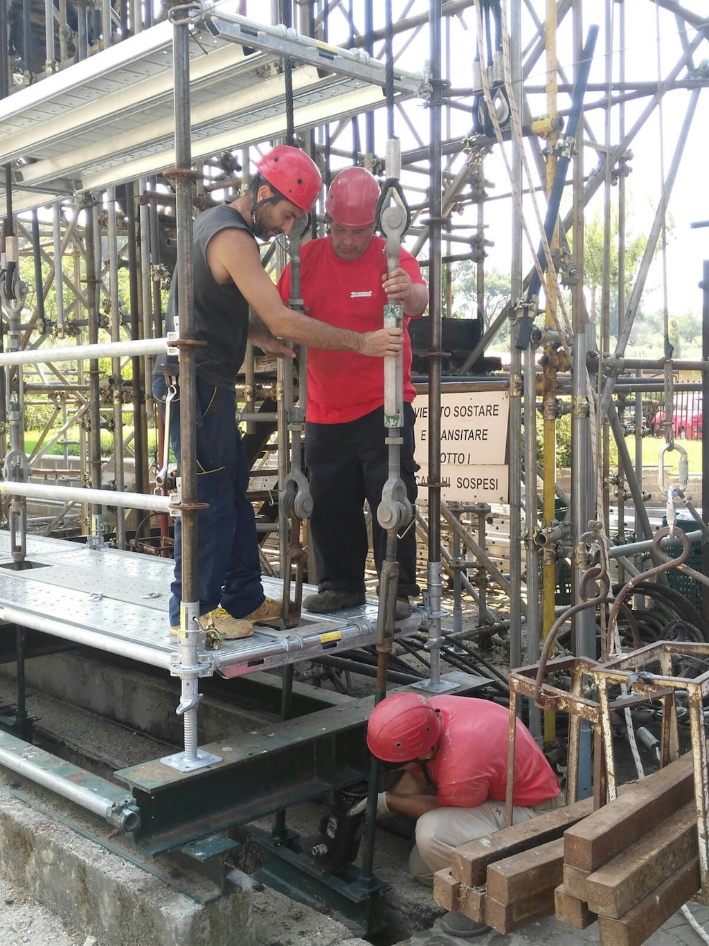 Mounting the hydraulic piston beneath the feet of the scaffold