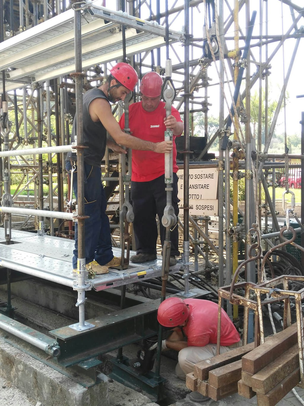 Montage du piston hydraulique sous les pieds de l'échafaudage