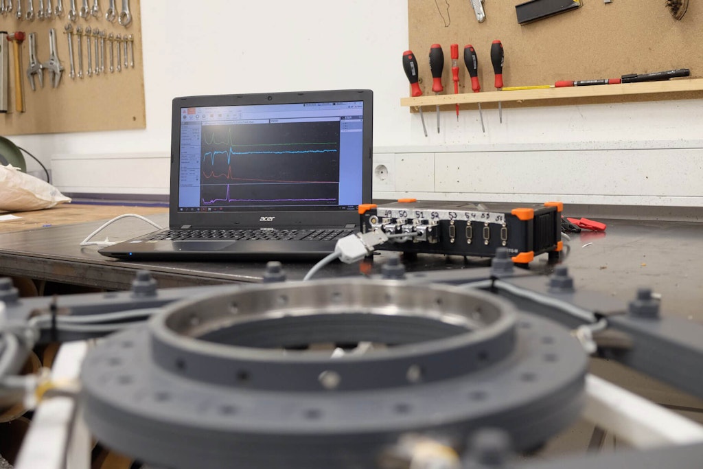 Measuring thrust and thrust misalignment on the combustion chamber