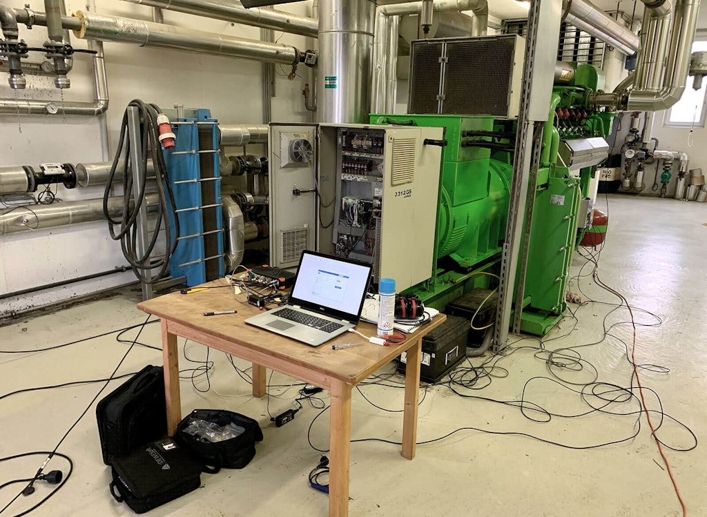A unidade de motor / gerador de biogás Jenbacher sob inspeção