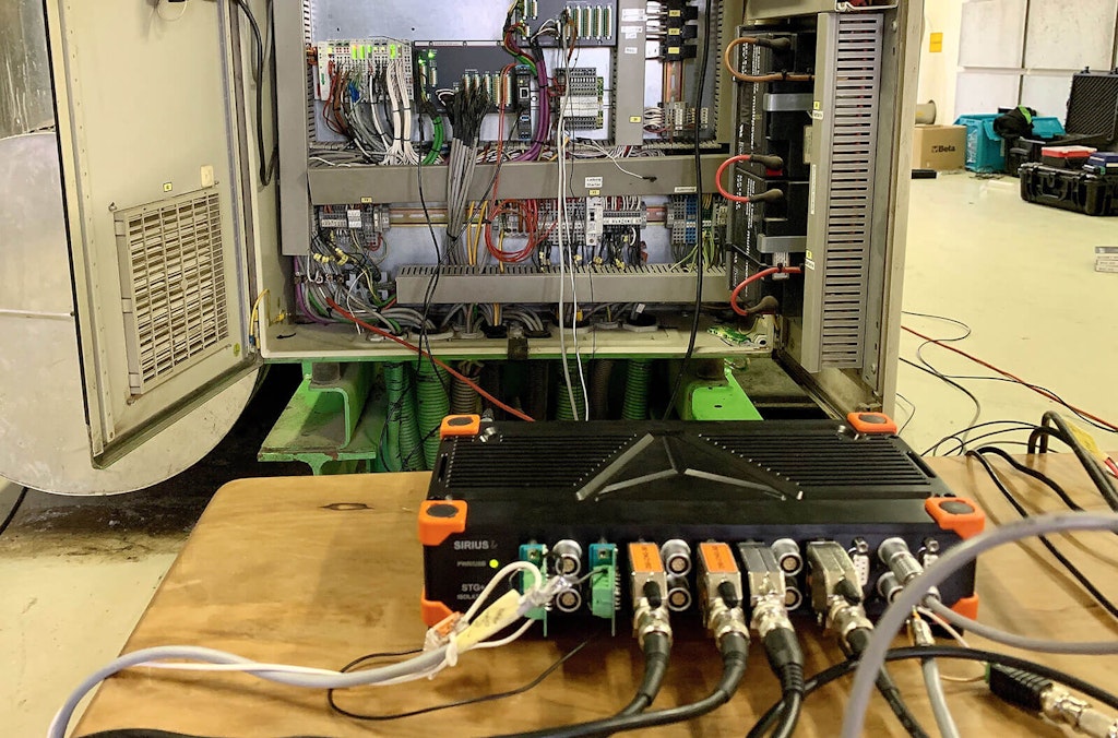 Instrumento de medición Dewesoft SIRIUS conectado al sistema de control del motor