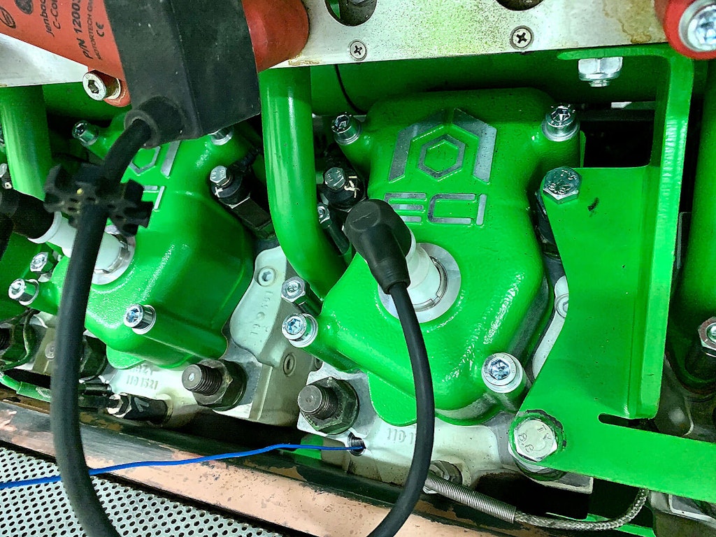 As novas cabeças do cilindro de 4 válvulas e o sensor de pressão do cilindro AVL inserido