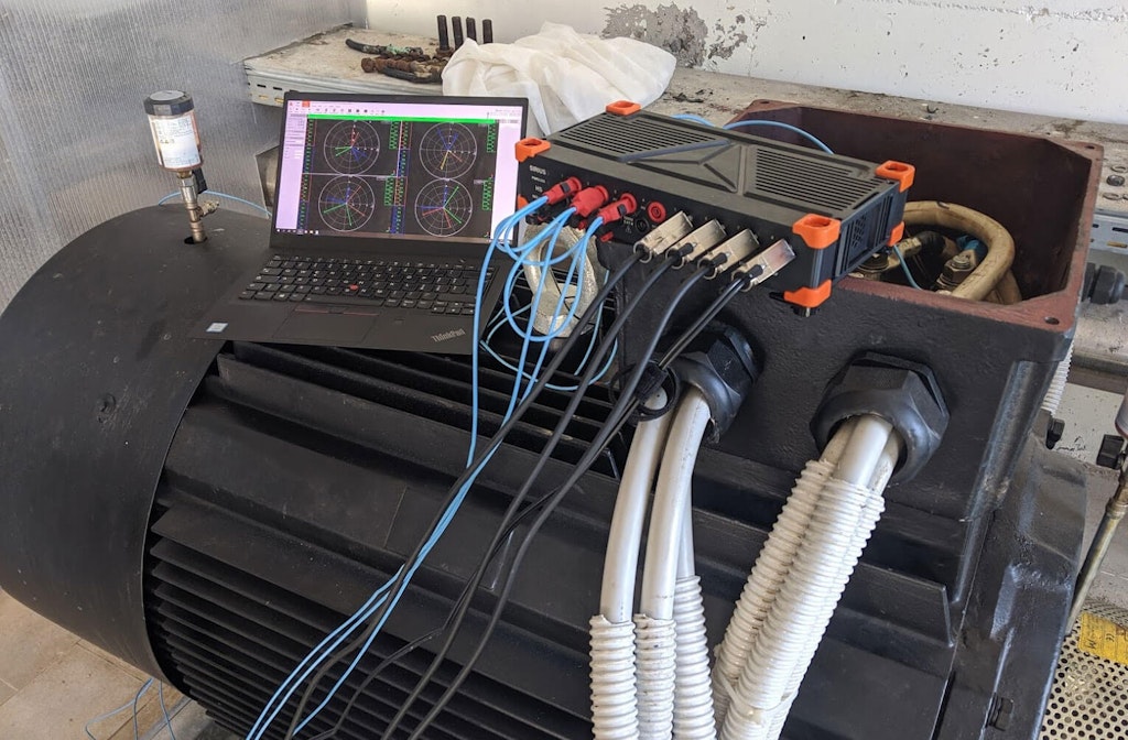 The measurement setup on the motor with the SIRIUS data acquisition system and software