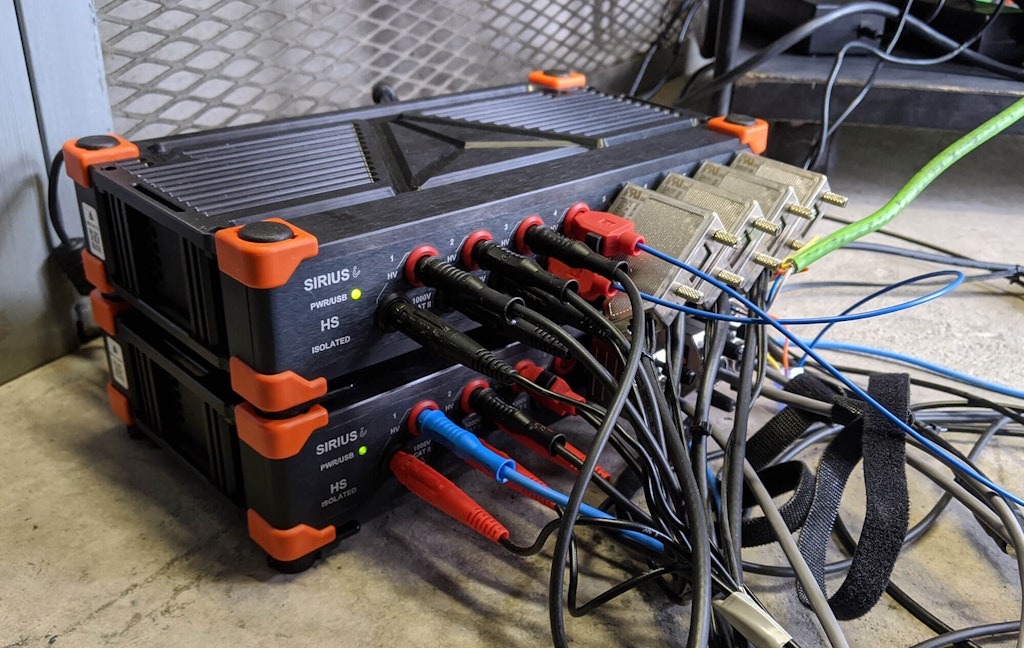 Two Dewesoft SIRIUS High-Speed DAQ modules - one measuring grid voltages and currents and one measuring after the economizer.Dois módulos DAQ Dewesoft SIRIUS High-Speed - um medindo tensões e correntes da rede e outro medindo após o economizador.