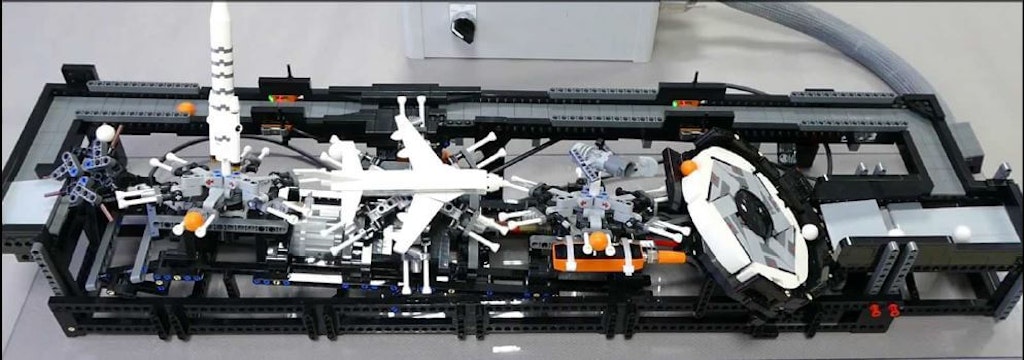 Figura 4. Monitoraggio e controllo di una micro-fabbrica costruita con i Lego tramite browser web.