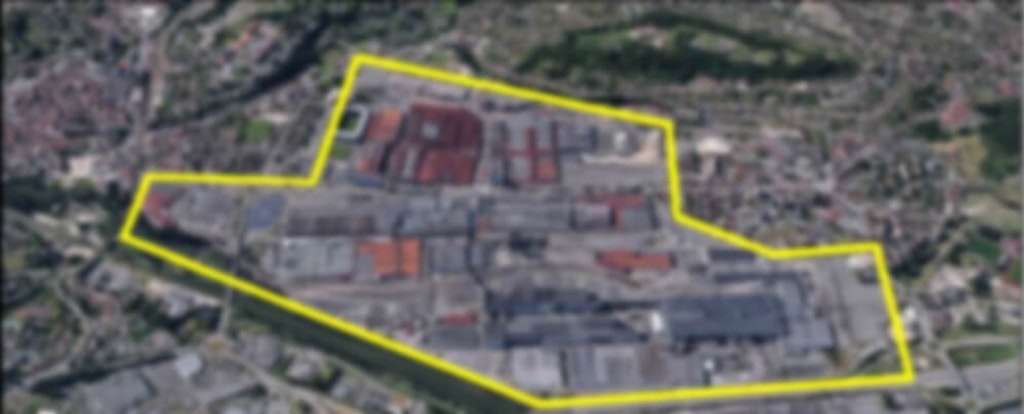 Figura 8. Vista del sito industriale della casa automobilistica - il perimetro da monitorare è all'interno delle linee gialle.