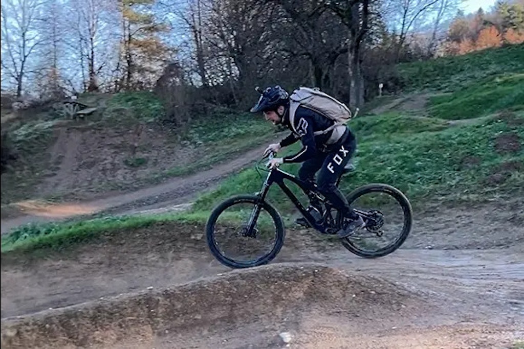 Prueba de bicicleta de montaña con doble suspensión en el camino