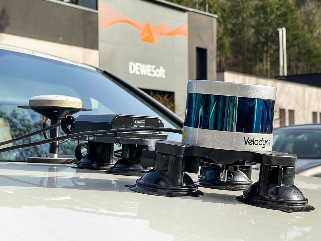 Auf einem Dewesoft-Testfahrzeug montierte Fahrzeugtechnologie-Lösung mit Velodyne-Sensor, wie sie in automatisierten Fahrsystemen zum Einsatz kommt