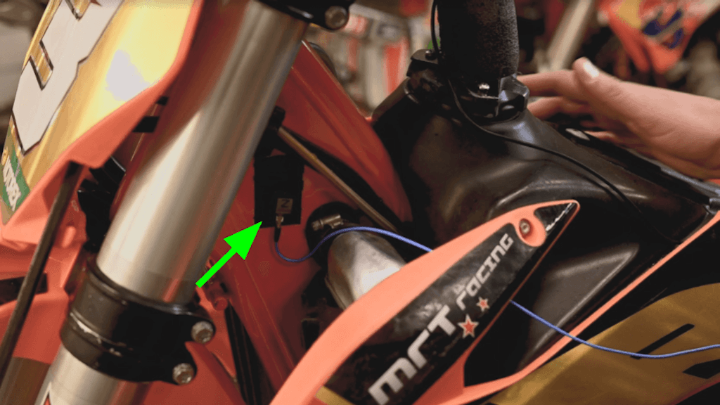 Figure 7. Fixing the IEPE accelerometer to the frame.