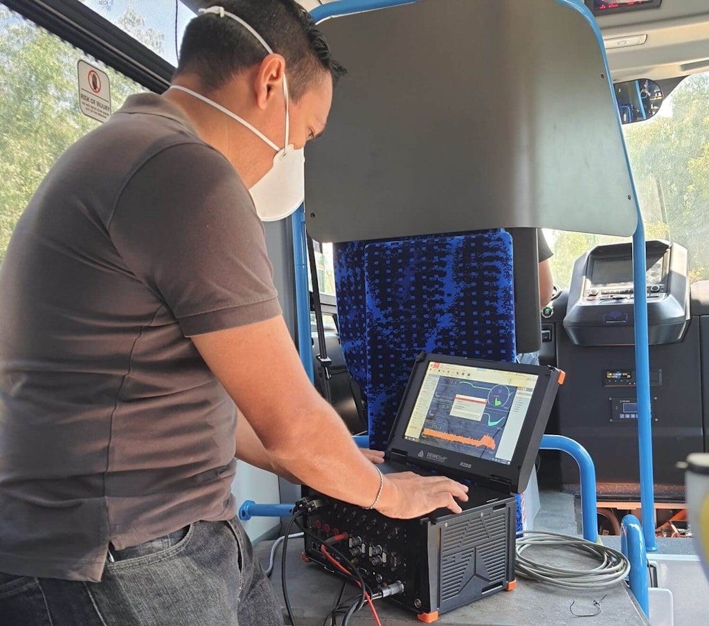 Armando testando micro-ônibus elétrico