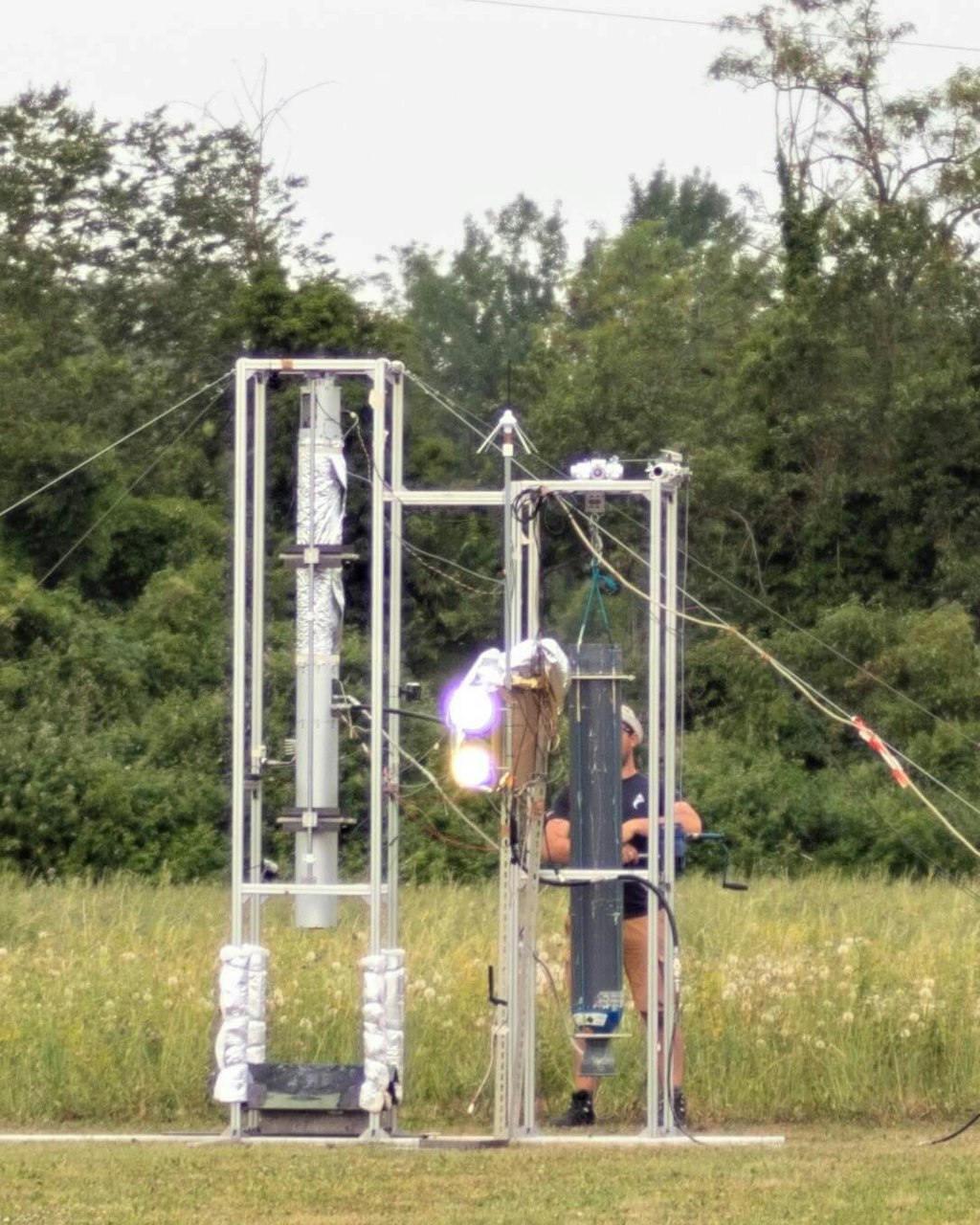 Figura 5. Banco de pruebas durante una prueba estática de fuego. Banco de pruebas con Chimæra a la izquierda y tanque comercial de N2O a la derecha.