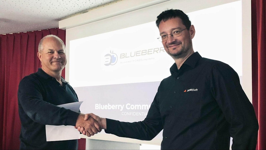 Dr. Jure Knez, CEO Dewesoft, und Jens Wiegand, CTO/SVP Electronics & Software von HBK, unterzeichnen den Joint Venture-Vertrag
