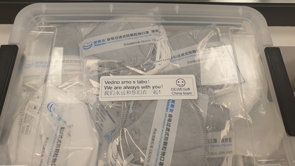 En Dewesoft, todo lo que está fuera de la empresa está en cuarentena por un día. Cada paquete está visiblemente marcado cuando estuvo en contacto por última vez con una posible infección.