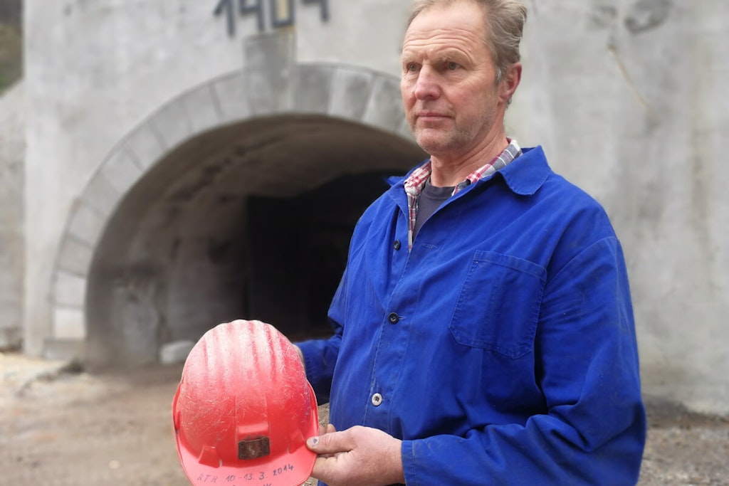 Tone Pangeršič pred vhodom v rudnik Trbovlje s čelado, ki označuje zadnjo stavko leta 2014 za doseganje boljših upokojitvenih pogojev za rudarske delavce.