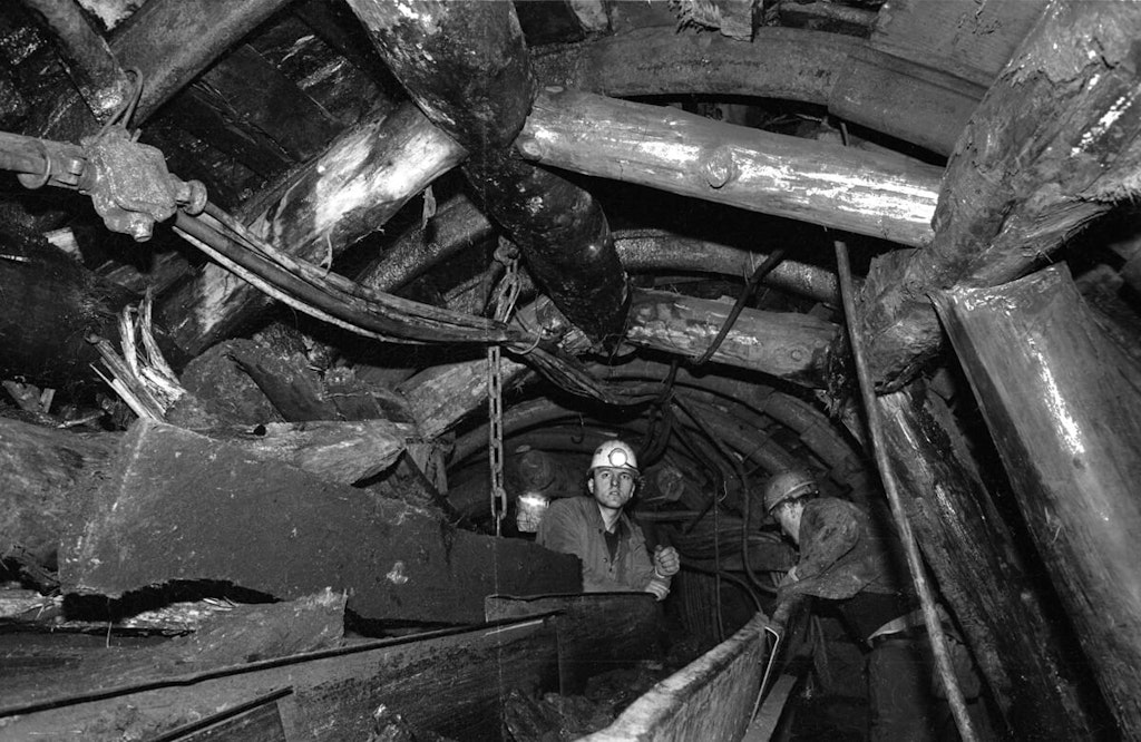 Delo v rudniškem prostoru je bilo utesnjeno, stroji hrupni in zrak napolnjen s prahom.