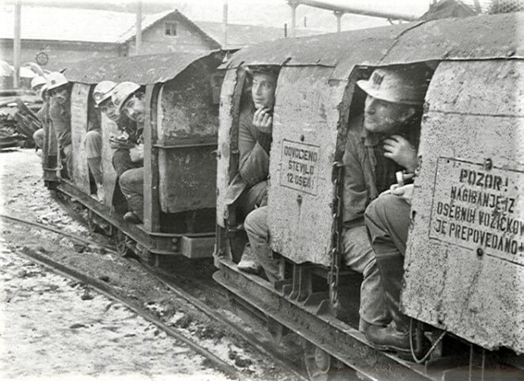 Rudarji, pripravljeni se zapeljati z majhnim vlakom v rudnik