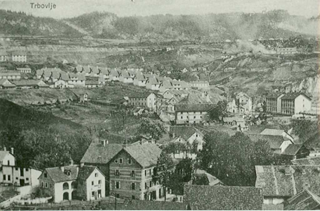 Stara razglednica s pogledom na Trbovlje - vrsta majhnih hiš v središču je rudarska kolonija