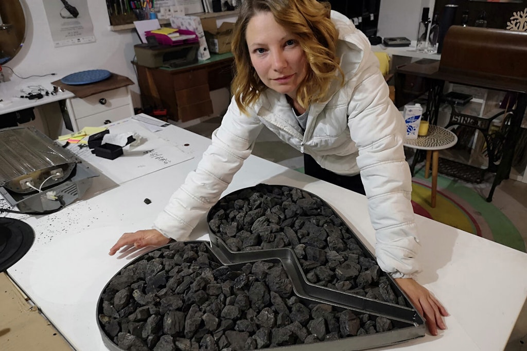 Marjeta Hribar izdeluje srce iz premoga za rudarja Prometeja