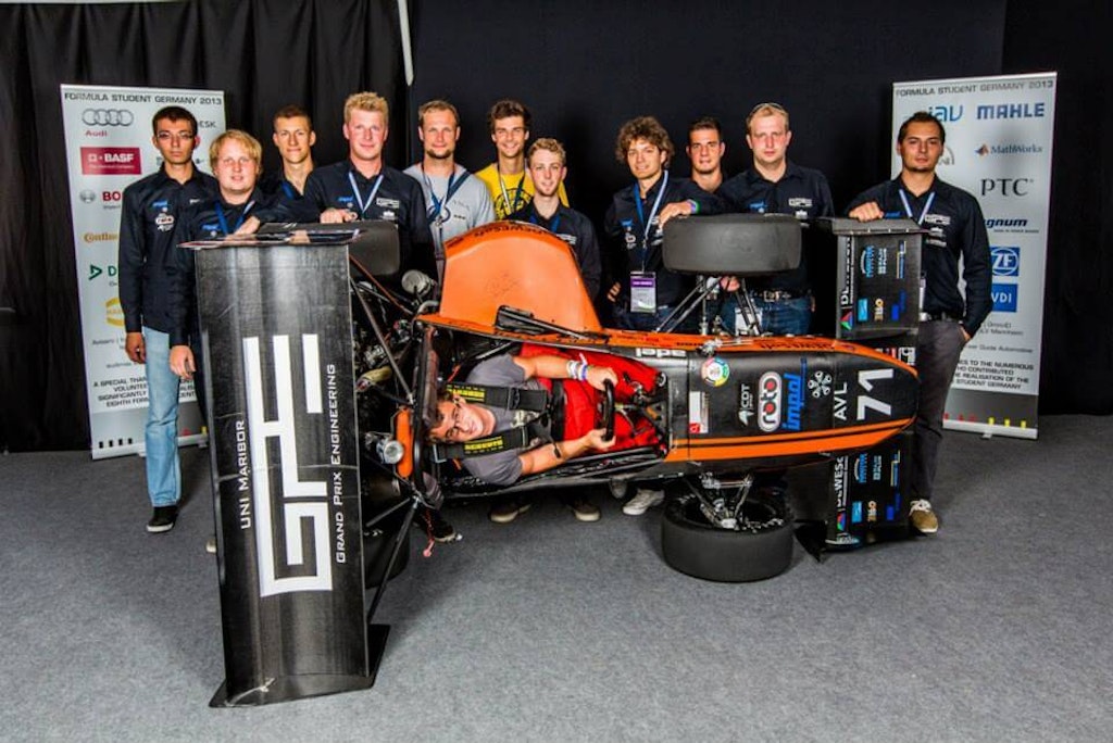 El equipo Formula Student completo de la Universidad de Maribor Grand Prix Engineering (UNI Maribor GPE) 2013.
