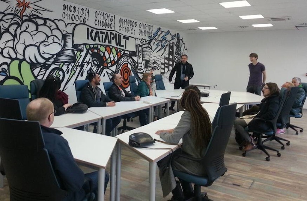 Katapult tiene una sala de conferencias, más oficinas y salas de reuniones, e instalaciones de fabricación.