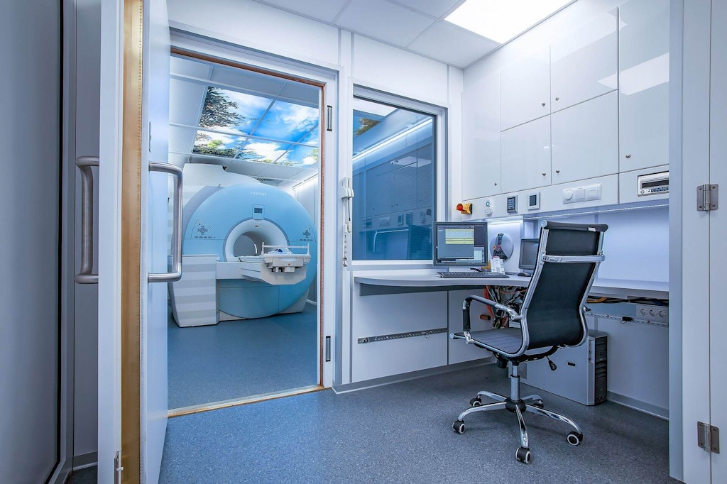L'installation du laboratoire d'IRM à l'intérieur de la semi-remorque.