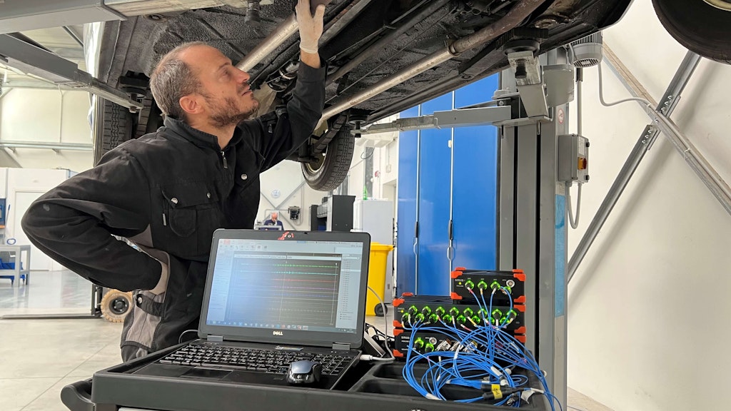 Figura 2. Lorenzo Mosenich está inspeccionando la configuración de medición.