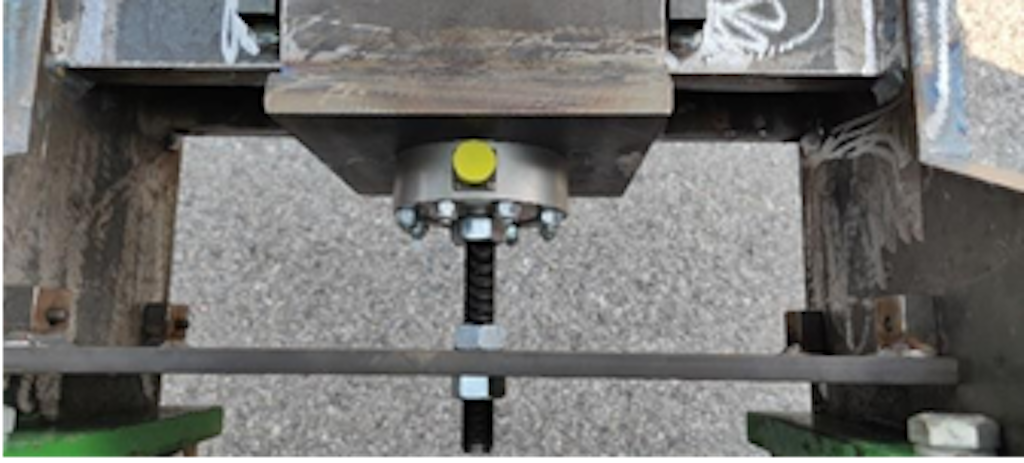 Figure 4. Fixture for the load cell for the measurement of the traction force.
