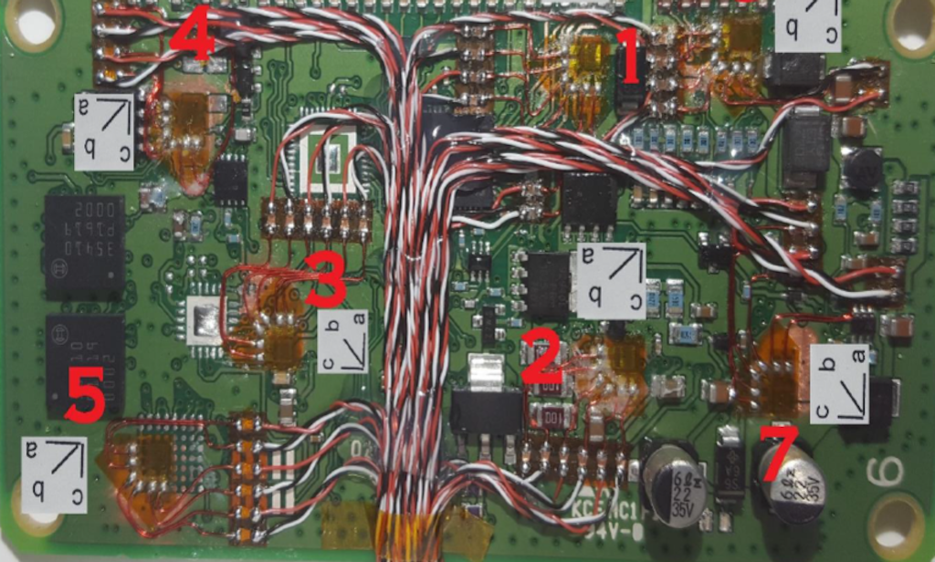 Figura 4. Rosetas de extensômetro montadas nos cantos da superfície da placa de fiação impressa e próximas a componentes críticos. Imagem cortesia de Micro-Measurements.