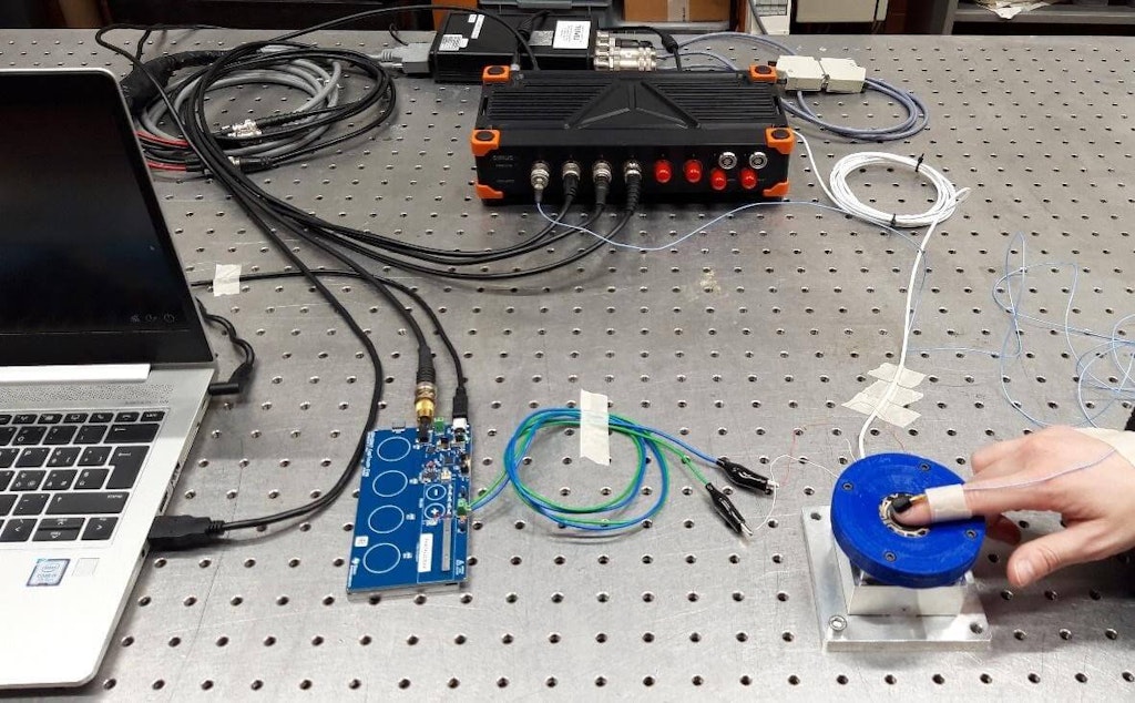 Figura 3. Dispositivo piezoeléctrico para renderizado háptico basado en vibraciones inducidas por fricción.