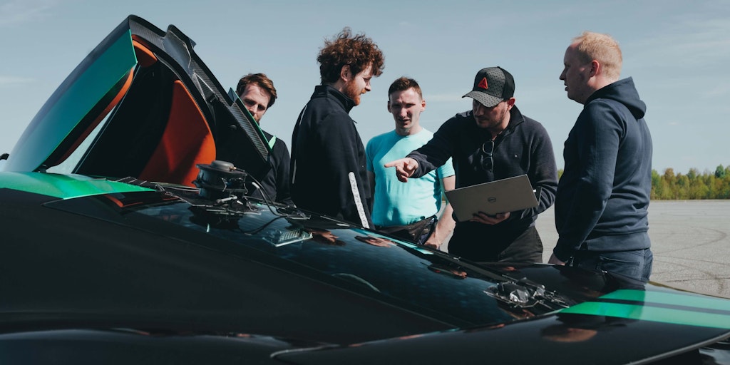 Figure 1. Between test sessions - the teams discuss the measurement setup.