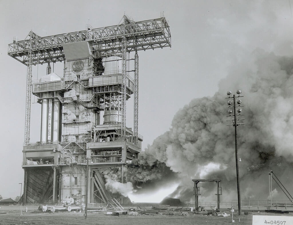 Test firing of an F-1 engine at the Marshall Space Flight Center, in 1964Figura 3. Test di accensione di un motore F-1 presso il Marshall Space Flight Center nel 1964.