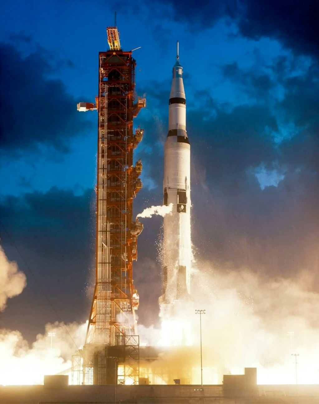 Figura 1. Il primo lancio di un Saturn V - 9 nov. 1967. Credito: NASA.