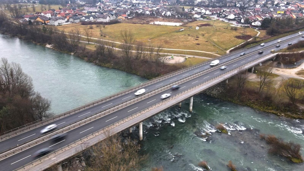 Figure 1. The Tomačevo Bridge - view from the air.