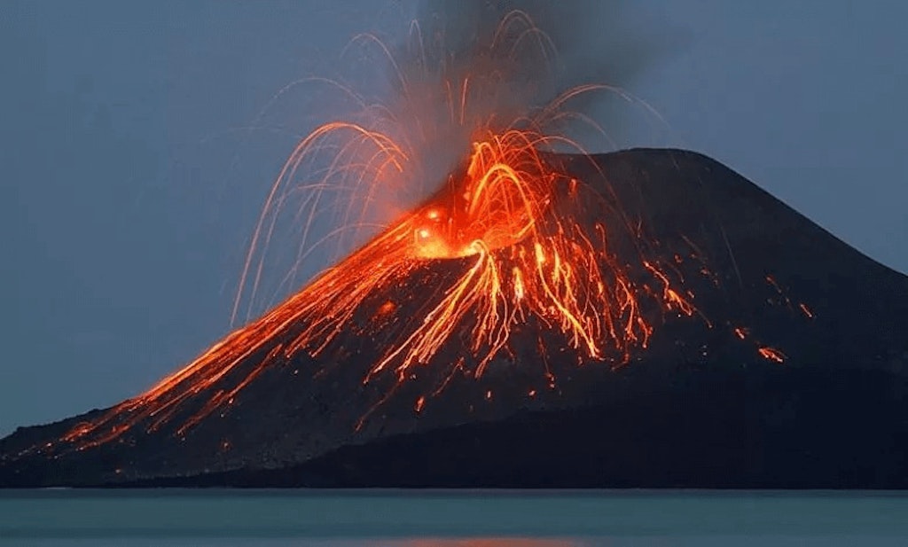 Fig.2 Lo Stromboli in eruzione