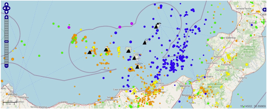 Fig.13 Mappa dei vulcani e della sismicità nell’area delle isole Eolie