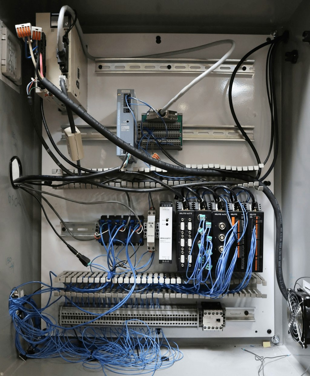 Abb. 4: Der Kontrollwagen-Schaltschrank von Fisher Dynamics
