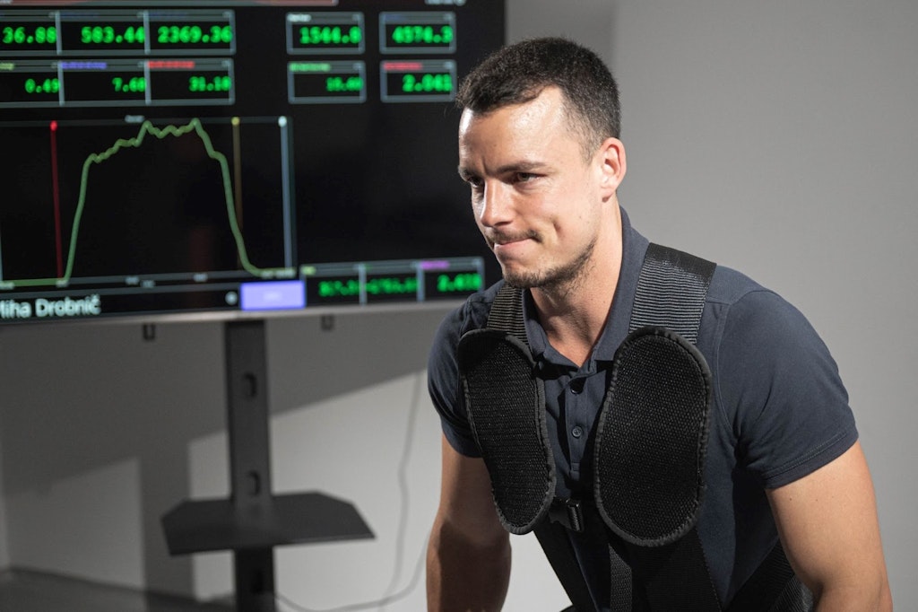 Figure 8. Isometric muscle contraction exercise on the ISO plate in front of the DewesoftX measurement display.