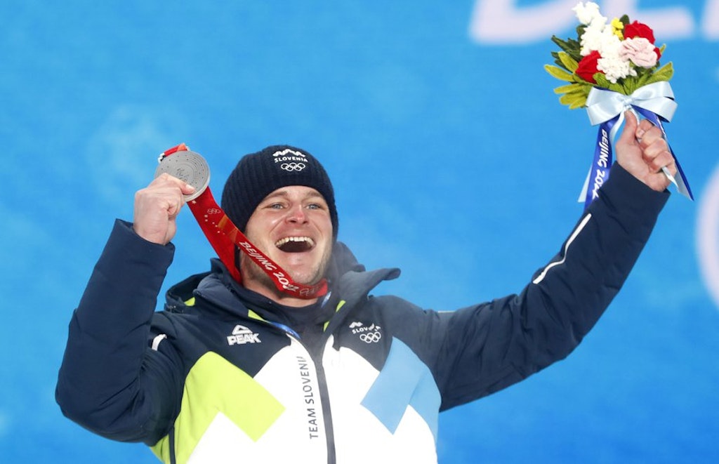 Figura 3. Tim Mastnak sta festeggiando la sua medaglia d'argento alle Olimpiadi invernali del 2022 a Pechino.