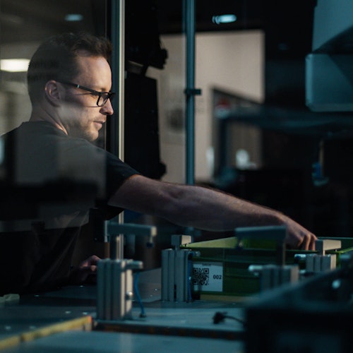 Dewesoft calibration engineer calibrating measurement instrumentation inside the lab