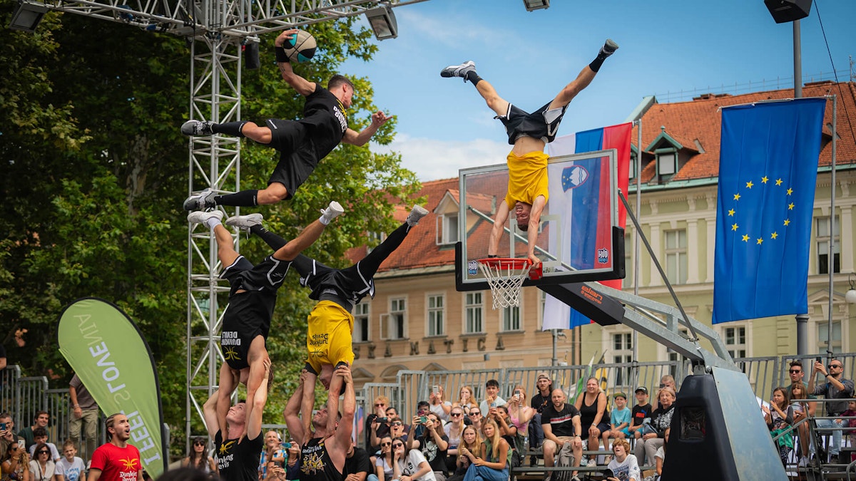 Measuring Guinness record-setting trampoline dunking