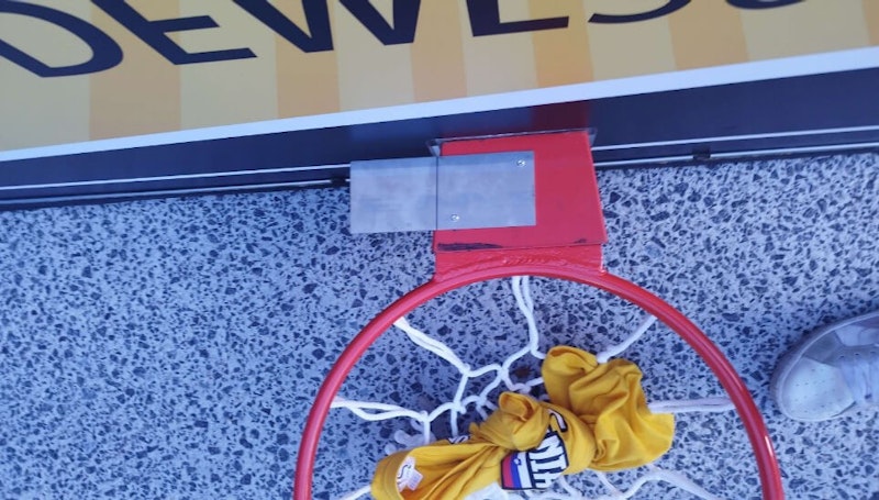 We attached a reflecting metal plate horizontally to the hoop We attached a reflecting metal plate horizontally to the hoop