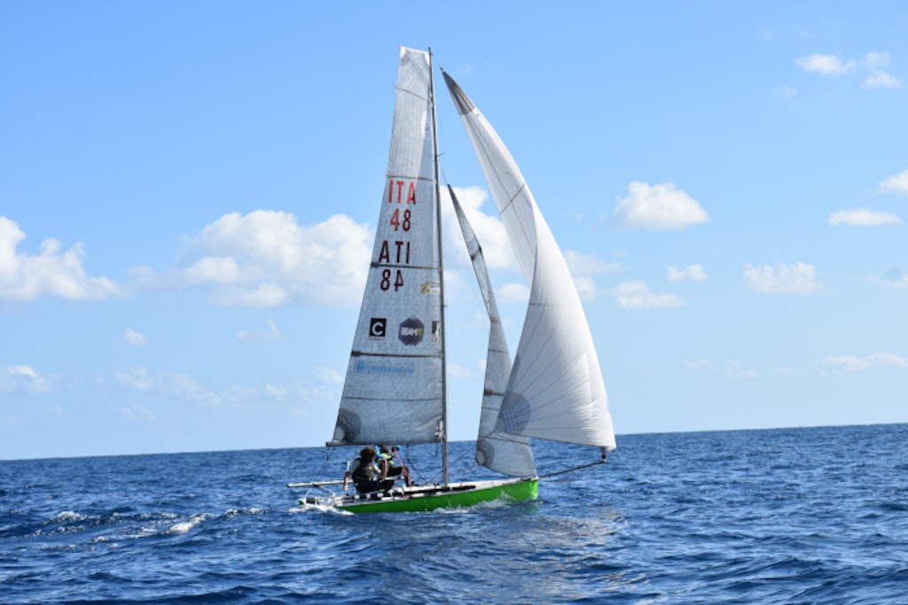 Figura 1. Il "Calipso, ITA 48" del PoliTo Sailing Team è uno skiff di classe R3 con una lunghezza complessiva di 4,6 metri e una larghezza complessiva di 2,1 metri. La larghezza dello scafo è di 1,5 m con un peso di 45 kg e un peso armato di 80 kg.