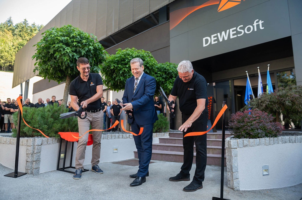 Cutting of the ribbon, left to right: Dr. Jure Knez, Minister Dr. Igor Papič, Andrej Orožen