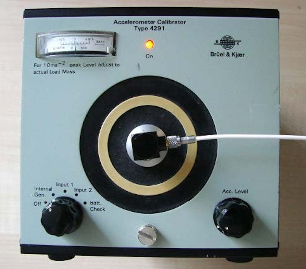Calibrator for accelerometers